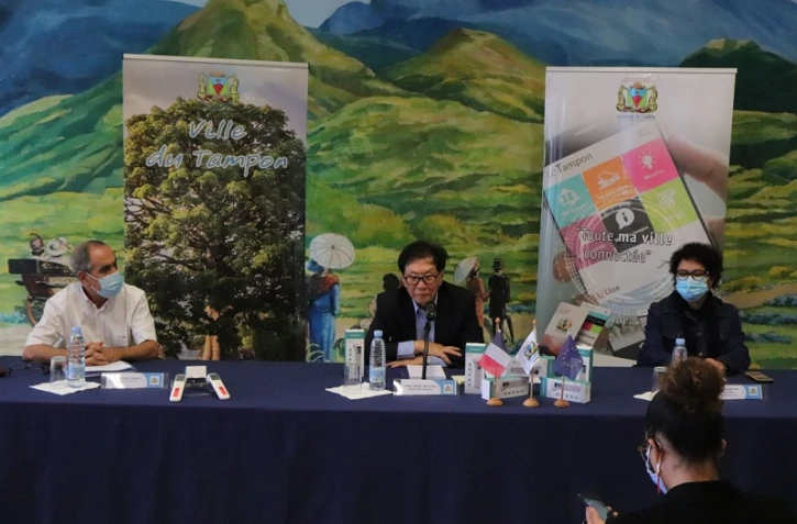 Le Tampon : 200 thermomètres digitaux distribués aux écoles et aux agents municipaux