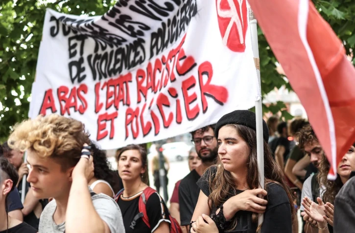 Marches en France contre les violences policières, un millier de personnes à Paris malgré l'interdiction