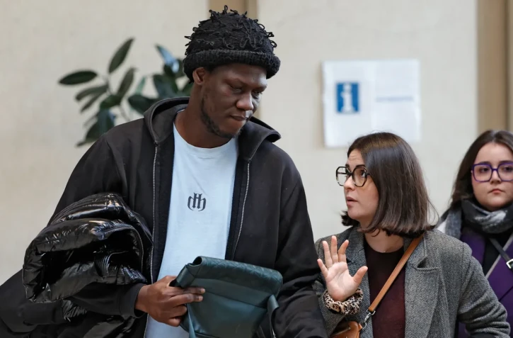 Le rappeur Doums et son avocate, Me Marion Coiffier, au tribunal de Créteil, le 2 février 2026. - Photo par GEOFFROY VAN DER HASSELT / AFP