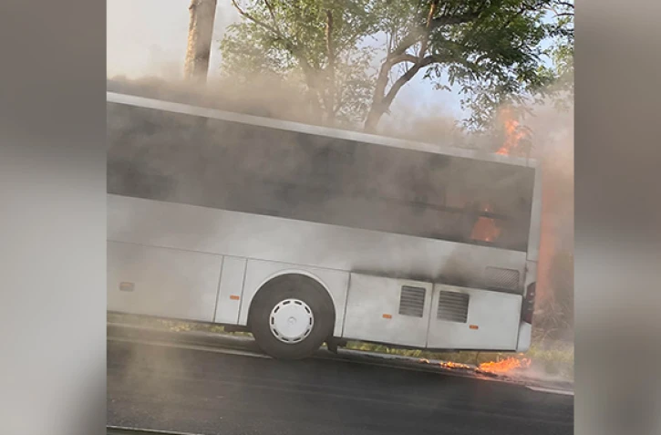 Saint-Pierre : un bus en feu à Mon caprice, la route coupée dans le sens montant [?]