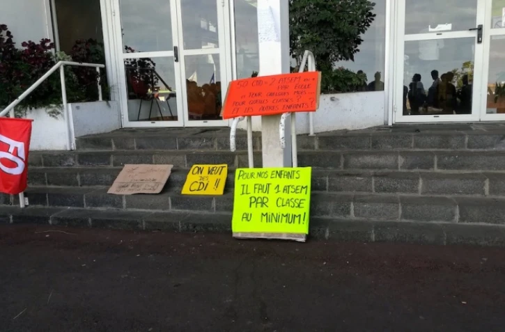 Manifestation devant la mairie du Tampon. Parents d\'élèves et enseignants veulent une tatie par classe