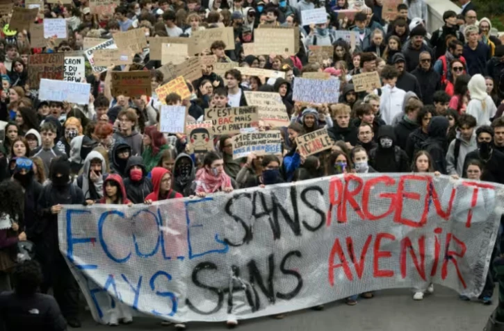 Des étudiants défilent derrière une banderole sur laquelle est inscrit "École sans argent, pays sans avenir" à Nantes, en Loire-Atlantique, le 9 octobre 2026