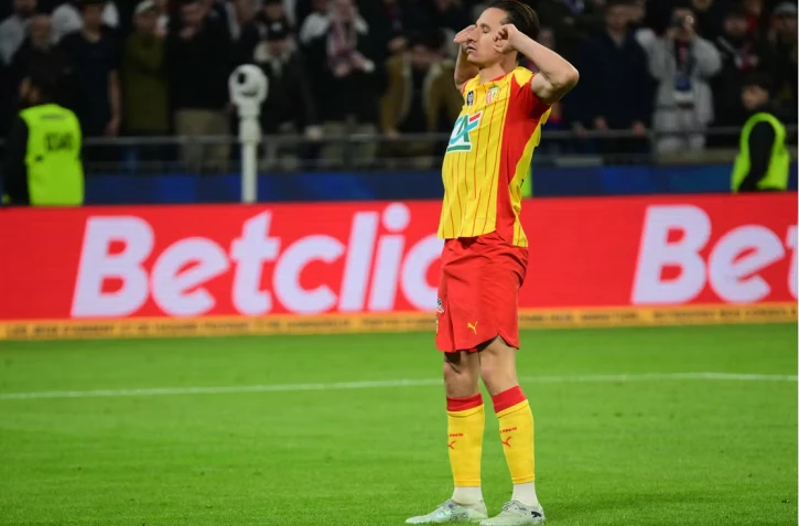 Le Lensois Florian Thauvin, après avoir marqué le tir au but de la qualification, au Groupama Stadium, à Lyon, le 5 mars 2026. OLIVIER CHASSIGNOLE / AFP 