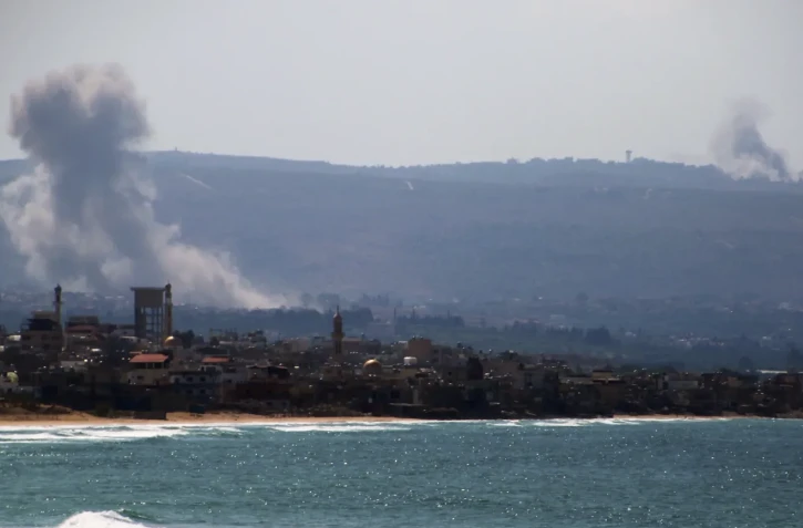 De la fumée après une frappe israélienne à Tyr, dans le sud du Liban, le mardi 24 septembre 2024 - HASSAN FNEICH / AFP