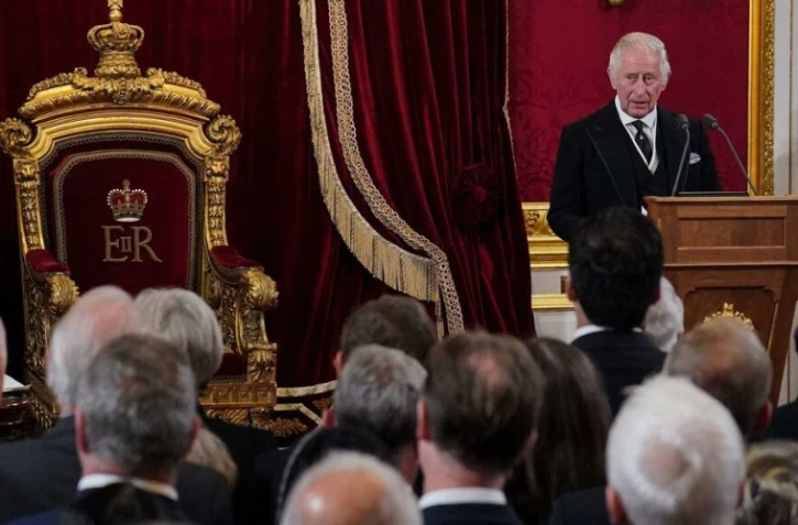 Charles III se dit "profondément conscient" de ses "devoirs et lourdes responsabilités"