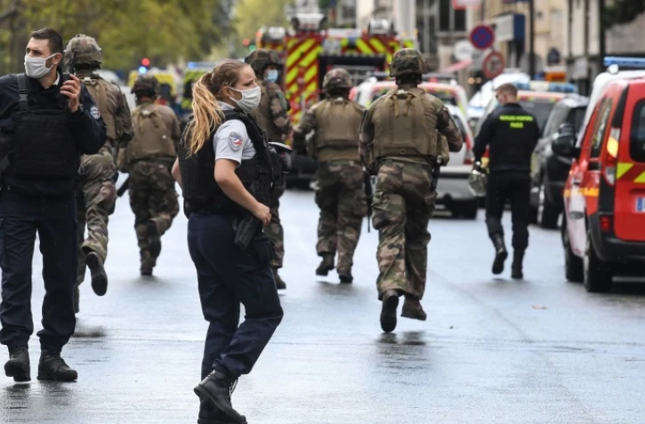 Soldats déployés à Paris après une attaque à l'arme blanche le 25 septembre 2020 près des anciens locaux de Charlie Hebdo