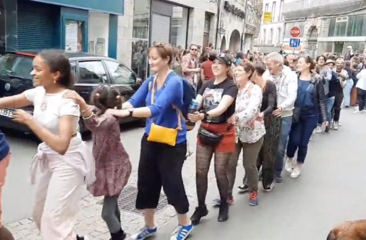 Bretagne : le record de la plus longue chenille du monde battu à Saint-Brieuc 