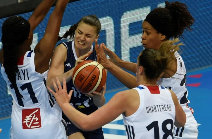 Valériane Ayayi (g) et Alexia Chartereau tentent de bloquer la Slovène Barborra Balintova lors de l'Euro de basket, le 22 juin 2017 à Prague 