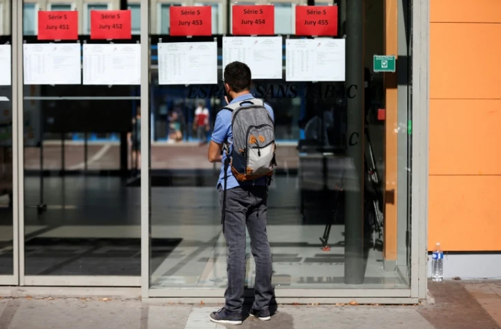Un lycéen regarde les résultats du baccalauréat au lycée Malherbe de Caen le 6 juillet 2018