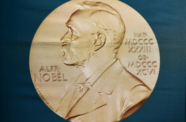 Portrait d'Alfred Nobel sur une bannière à Stockholm, le 1er octobre 2018