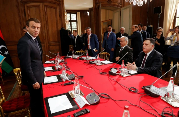 Le président français Emmanuel Macron reçoit le Premier ministre libyen Fayez al-Sarraj et Khalifa Haftar, le 25 juillet 2017 à La Celle-Saint-Cloud, près de Paris
