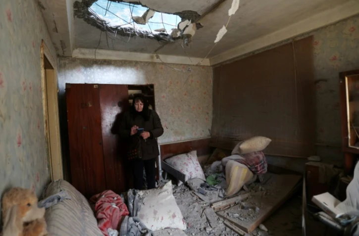 Après une frappe de missile russe dans un village près de Kiev le 28 mars 2022