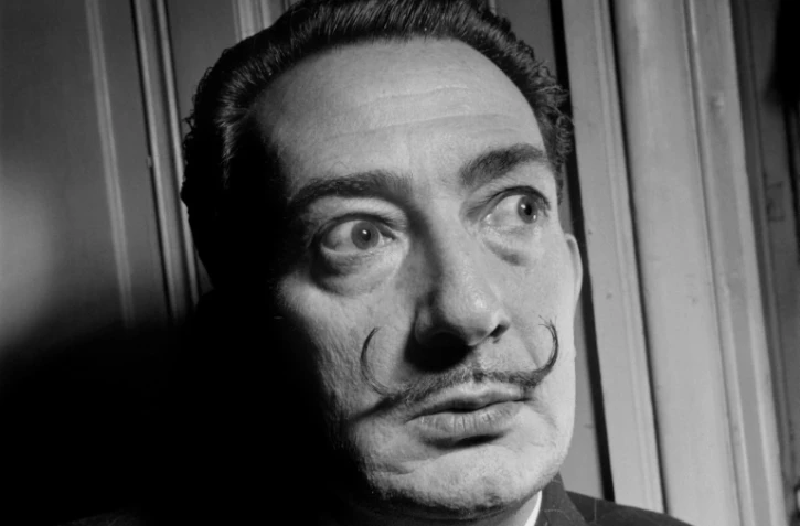 Salvador Dali et sa célèbre moustache, dans les années 1950. 