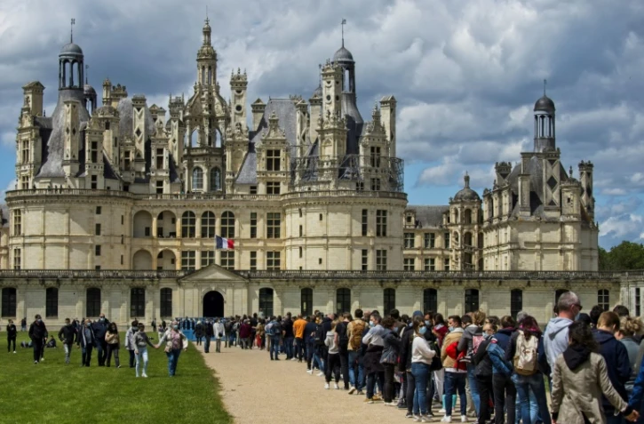 Queue devant le château de Versailles le 23 mai 2021