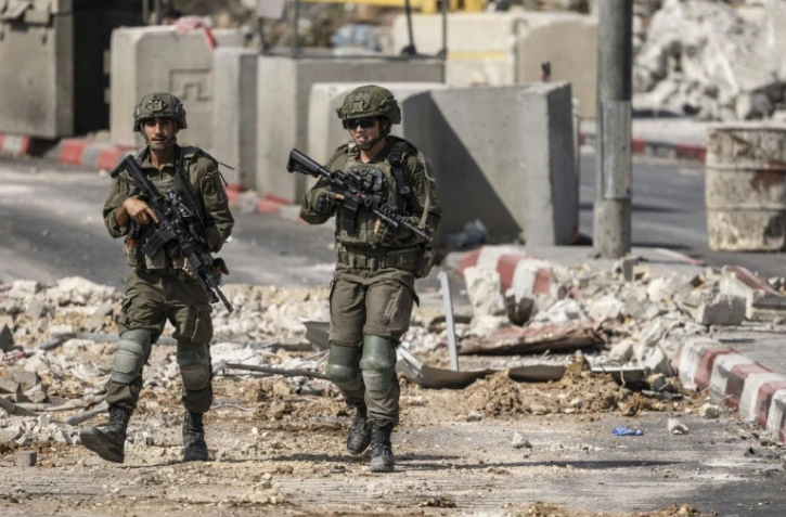 Des soldats israéliens en patrouille, le 24 octobre 2026 à Hébron, en Cisjordanie occupée  