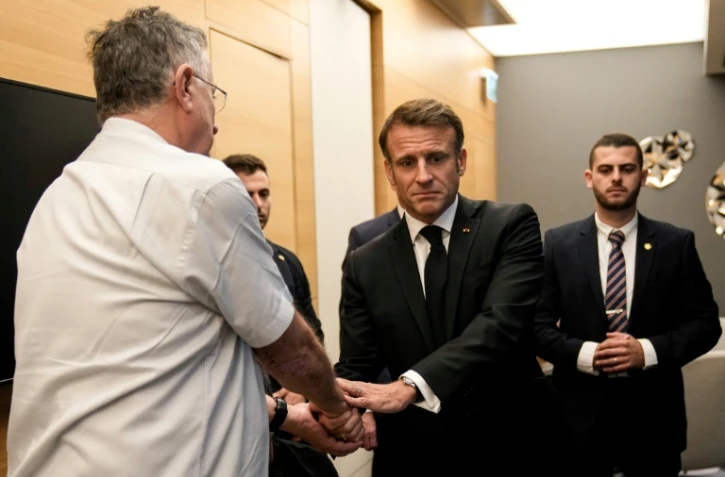 Emmanuel Macron rencontre des ressortissants franco-israéliens à l'aéroport Ben Gourion de tel Aviv le 24 octobre 2023