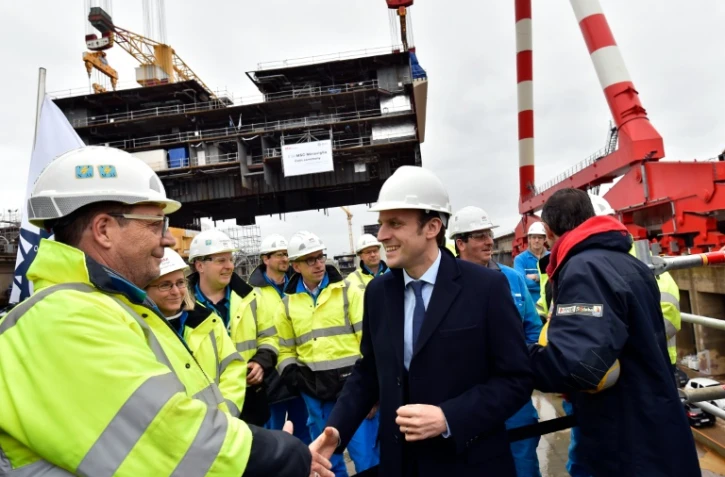 Emmanuel Macron avec des employés des chantiers navals STX de Saint-Nazaire, le 1er février 2016