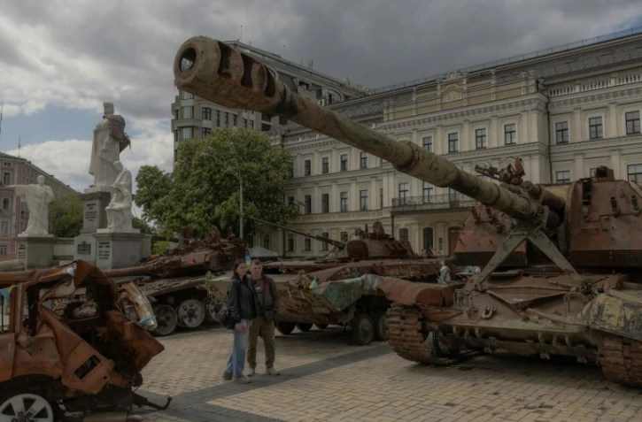 Des blindés russes détruits exposés sur une place du centre de Kiev, le 14 mai 2025