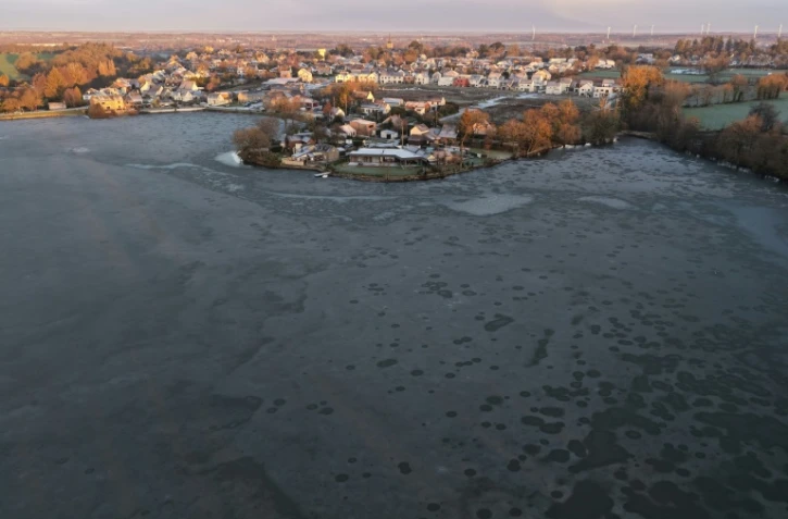 Vue aérienne d'un étang gelé à Hédé-Bazouges, en Ille-et-Vilaine, lors d'une vague de froid, le 5 janvier 2026