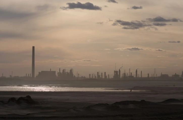 Le site d'exploitation de sables bitumineux de Syncrude près de Fort McMurray, au Canada, le 27 avril 2015