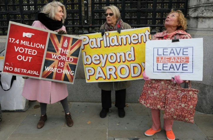 Des manifestantes pro-Brexit brandissent des pancartes devant le Parlement britannique à Londres, le 29 octobre 2019