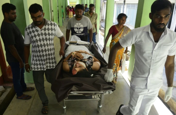 Des blessés sont transportés à l'hôpital après l'explosion dans une église à Batticaloa, est du Sri Lanka le 21 avril 2019