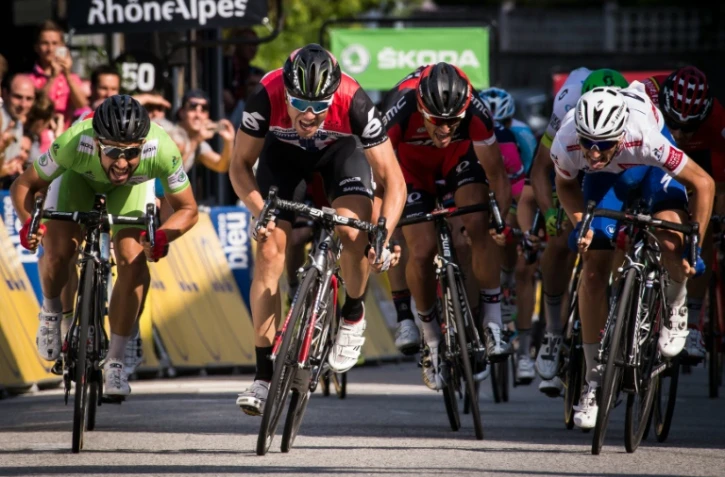 Le sprinteur français Nacer Bouhanni (g) lors de l'arrivée de la 5e étape du Dauphiné à Belley dans l'Ain, le 9 juin 2016