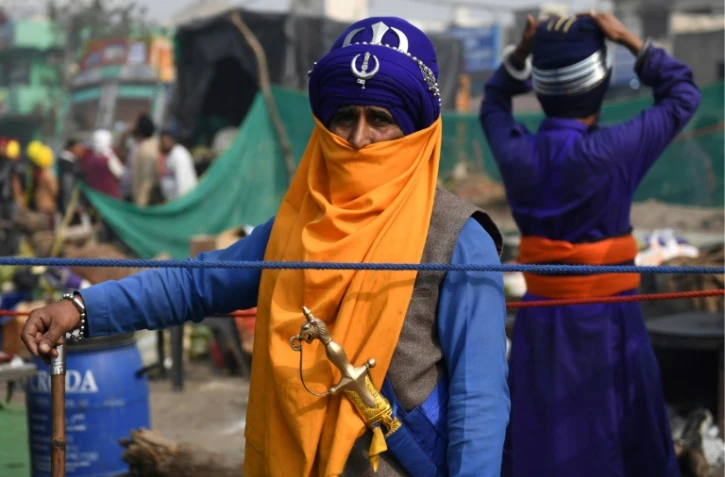 Un guerrier du Nihang, première ligne de défense des agriculteurs opposés aux réformes du gouvernement, le 4 décembre 2020 à Singhu, en Inde