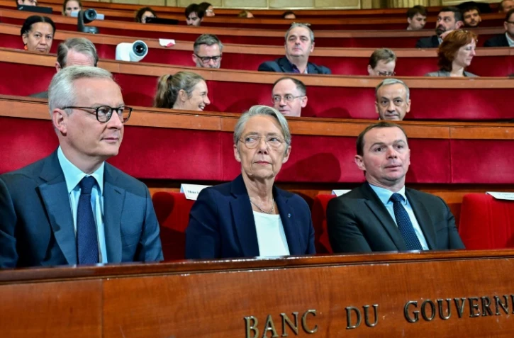 La Première ministre Elisabeth Borne, entourée par les ministres de l'Economie Bruno Le Maire (G) et du Travail Olivier Dussopt, le 16 octobre 2023 au Conseil économique, social et environnemental à Paris