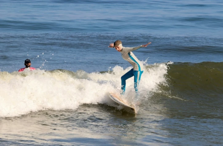 Le Palestinien Sabah Abou Ghanem s'entraîne au surf, le 13 juin 2022 à Gaza