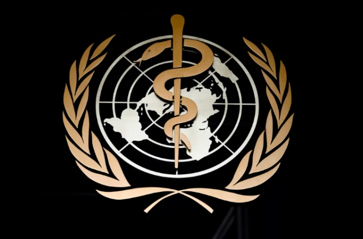 Photo prise le 9 mars 2020 du logo de l'Organisation mondiale de la santé à l'entrée de son siège à Genève