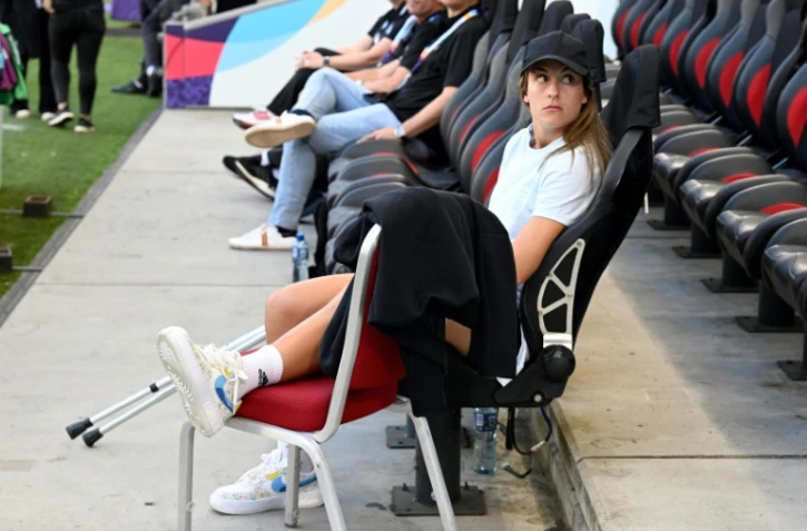 La star de la sélection espagnole Alexia Putellas, blessée et forfait pour l'Euro, assiste à un entraînement de ses coéquipières, à Milton Keynes au nord de Londres, le 7 juillet 2022