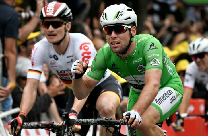 Le Britannique Mark Cavendish (Dimension Data, droite) franchit la ligne d'arrivée de la 3e étape du Tour de France, entre Granville et Angers, le 4 juillet 2016
