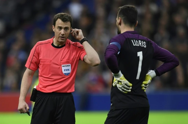 Un arbitre demande l'assistance vidéo lors du match amical France-Espagne au Stade de France, le 28 mars 2017