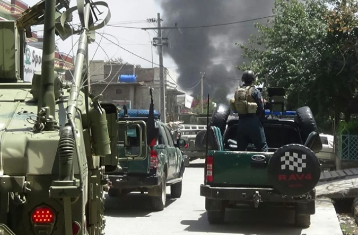 Les forces de sécurité arrivant sur le lieu de l'attaque d'une école de sages-femmes à Jalalabad (est de l'Afghanistan), samedi 28 juillet 2018. L'attaque a pris fin après sept heures de suspense et la mort des deux assaillants.