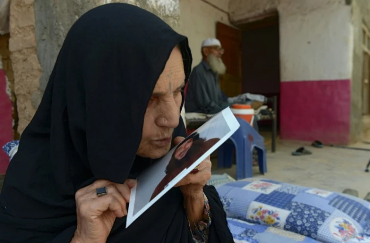 Sehar Bibi, qui attend depuis 13 ans la libération de son fils, l'un des deux seuls afghans encore détenus à Guantanamo, le 25 septembre 2020 dans un camp de réfugiés à Shamshatu, près de Peshawar, au Pakistan