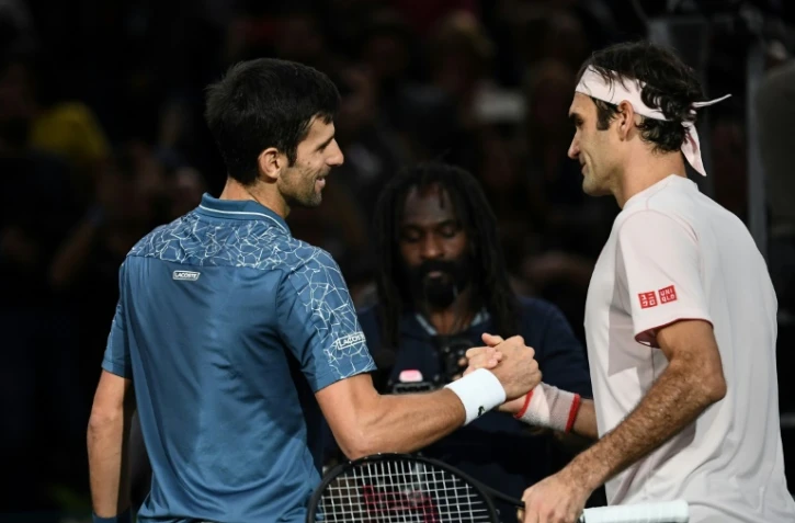 Le Serbe Novak Djokovic (g) et le Suisse Roger Federer après la demi-finale du Masters 1000 de Paris, le 3 novembre 2018
