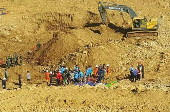 Les secours sont à la recherche des corps le 22 novembre 2015 après un glissement de terrain dans une mine de jade de la région de Hpakant, au nord de la Birmanie