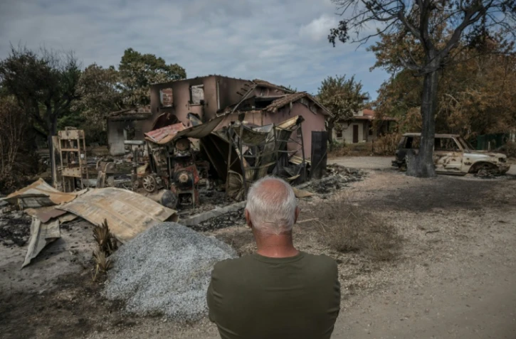 Un habitant devant les ruines de sa maison ravagée par les flammes dans la commune de Le Porge, le 31 juillet 2026 