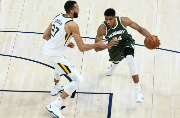 Giannis Antetokounmpo des Milwaukee Bucks (d.) affronte Rudy Gobert du Utah Jazz (g.) lors du match NBA entre Utah et Milwaukee à la Vivint Arena de Salt Lake City (Utah), le 12 février 2021.