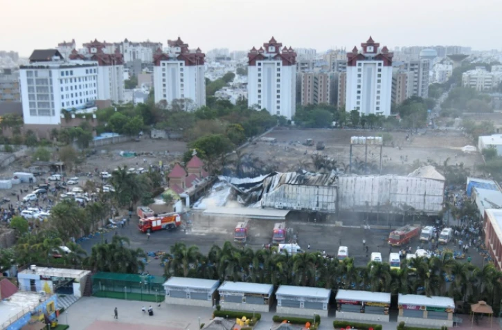 Photo aérienne d'un incendie qui s'est déclenché dans un parc d'attraction à Rajkot, dans l'ouest de l'Inde, le 25 mai 2024