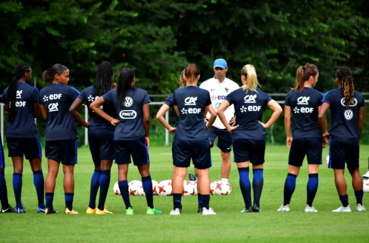 Le sélectionneur de l'équipe de France Olivier Echouafni s'adresse à ses joueuses lors d'un entraînement le 15 juillet 2017 à Zwijndrecht aux Pays-Bas