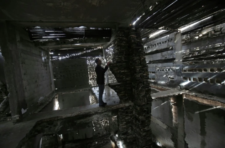 Un Palestinien à l'intérieur d'une maison détruite transformée en oeuvre d'art par l'artiste néerlandaise Marjan Teeuwen à Gaza, sur les territoires palestiniens, le 14 décembre 2016