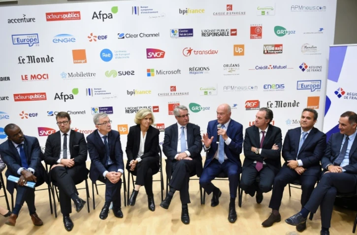 Des responsables des régions françaises donnent une conférence de presse après le discours du Premier ministre Edouard Philippe à Orléans, le 28 septembre 2017