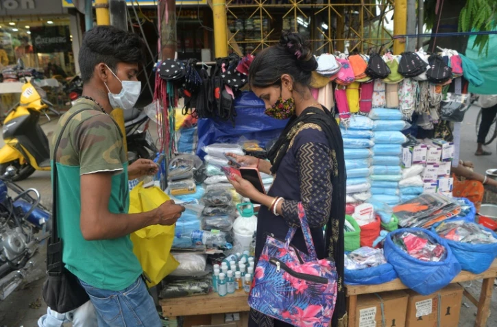 Un homme vend des masques à Siliguri, le 21 avril 2021 en Inde