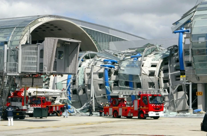 Le terminal 2E de l'aéroport de Roissy effondré le 23 mai 2004