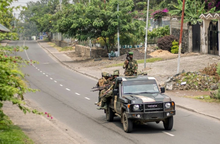 Des hommes armés se déplacent dans Goma à bord d'un véhicule dénué de tout signe d'appartenance, le 28 janvier 2025
