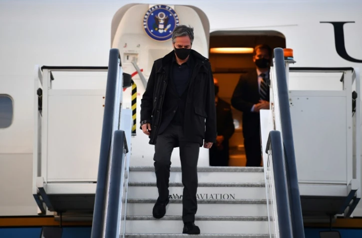 Le secrétaire d'Etat américain Antony Blinken à son arrivée à l'aéroport de Stansted, au nord-est de Londres, le 2 mai 2021 au Royaume-Uni