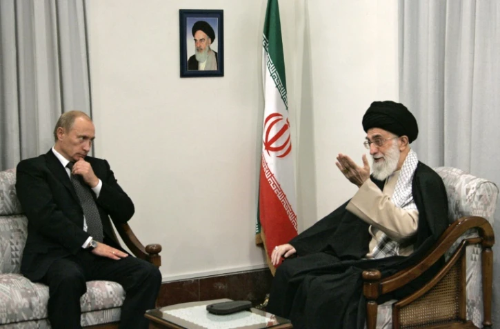 Le président russe Vladimir Poutine (g) et le guide suprême Ali Khamenei, la plus haute autorité politique et religieuse d'Iran, également chef suprême des armées, lors de leur précédente rencontre, le 17 octobre 2007 à Téhéran