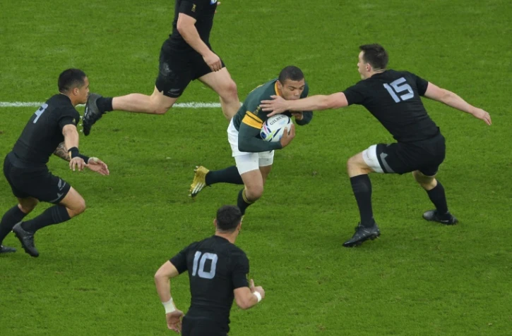 L'aillier sud-africain Bryan Habana encerclé par des Néo-Zélandais, en demi-finale du Mondial, le 24 octobre 2015 à Twickenham 